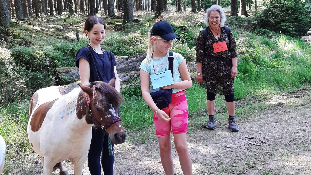 Mit Ponys gehen die Kinder auf die Suche nach der Hexe „Bonbon“. von privat