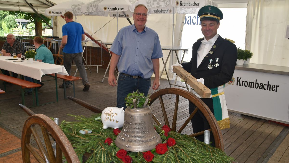 Der Vorsitzende Jörg Knifke (r.) und Christoph Pingel, der seinen Handwerkerkarren zur Verfügung stellte, mit der neuen Glocke. von Nicole Voss
