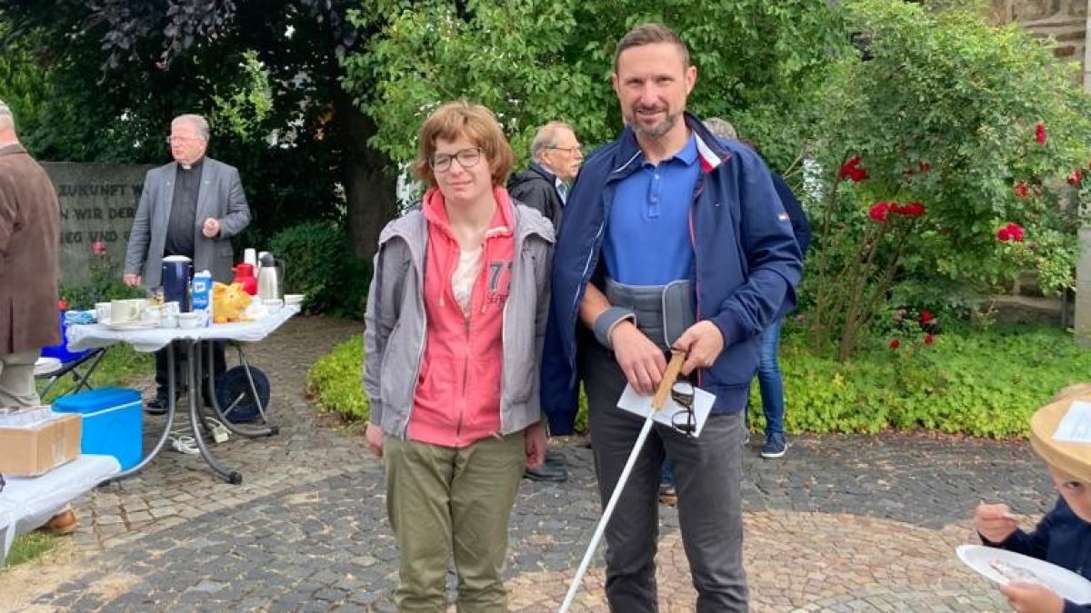 Kirchhundems Bürgermeister Björn Jarosz, der auf dem Foto neben Louisa Hüttmann steht, probierte selbst den Langstock aus. von privat