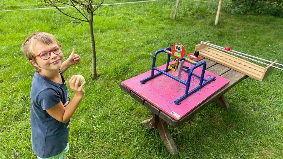 Die Negerkuss-Wurfmaschine sorgt für lustige Momente. von privat