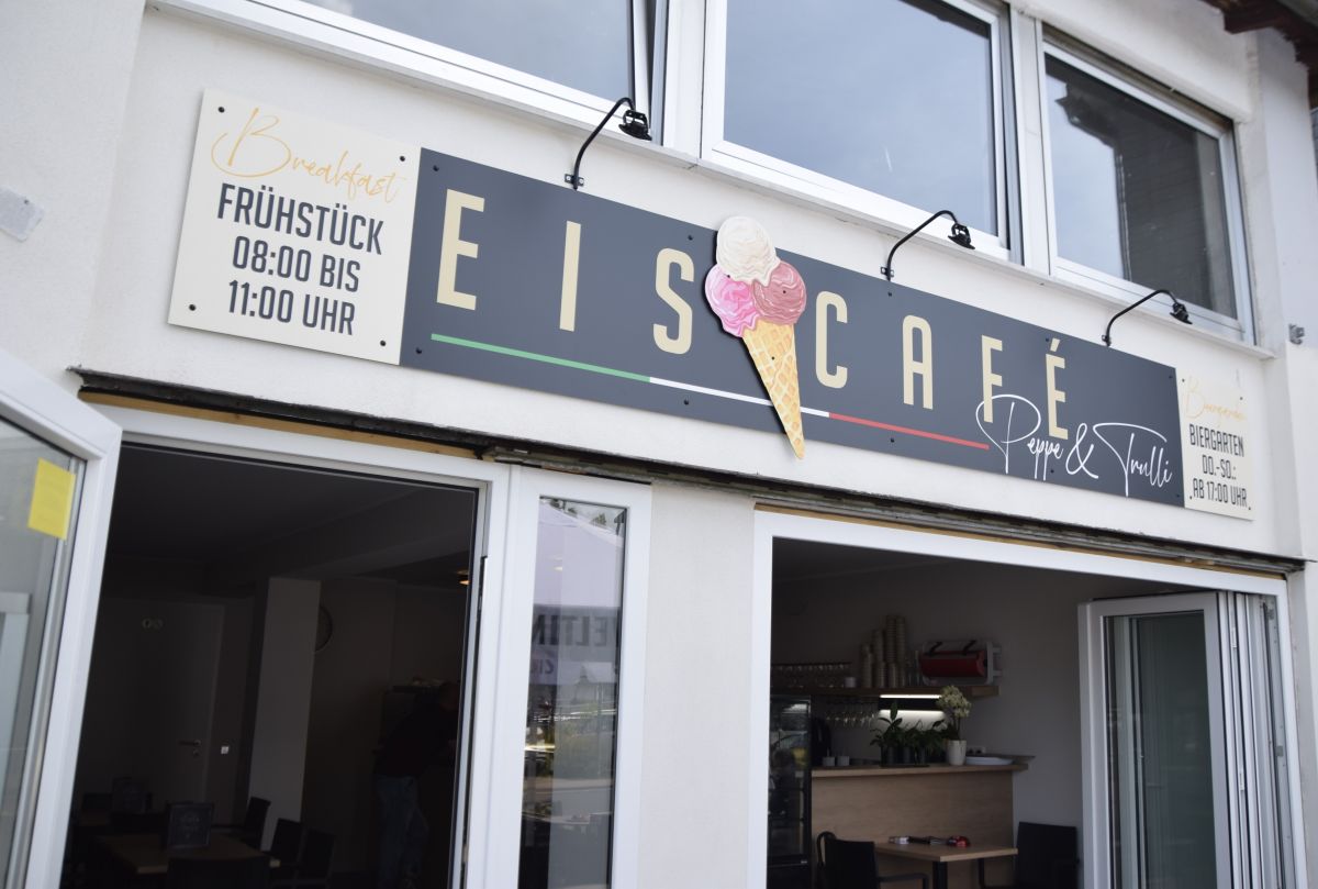 Das Eiscafé Peppe&Trulli befindet sich nur einen Steinwurf entfernt vom Bahnhof Welschen Ennest. von Adam Fox