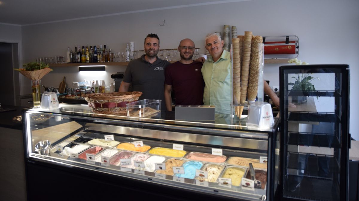 Bringen mit dem Eiscafé „Peppe&Trulli“ ein Stück Italien nach Welschen Ennest (von rechts): die beiden Inhaber Guiseppe Cortazzo und Tommaso Ferrante sowie Mitarbeiter Francesco Cauzo. von Adam Fox