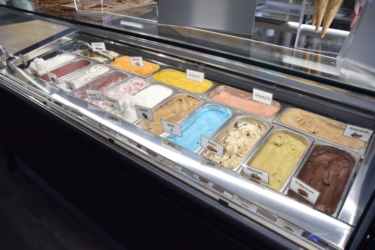 Die Kunden erwartet eine Auswahl von 16 Eissorten. Auch für Veganer ist etwas dabei. von Adam Fox