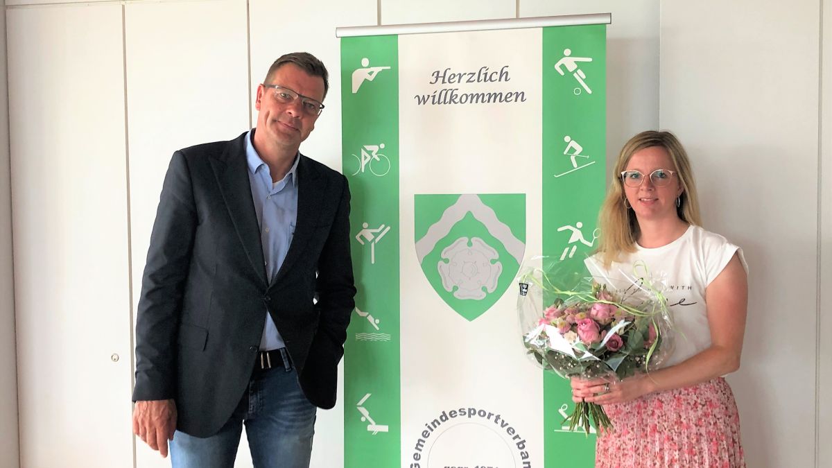 Gemeindesportverbandvorsitzender Edgar Tiggemann gratulierte der neuen Kassiererin Michaela Glaubitz mit einem Blumenstrauß. von privat