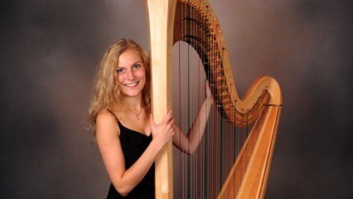 Die Harfenistin Dorothea Bach ist zu Gast im KulturBahnhof Grevenbrück.