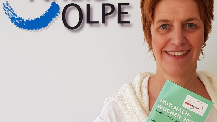 Petra Lütticke, Psychiatriekoordinatorin des Kreises Olpe, präsentiert den Flyer für die...