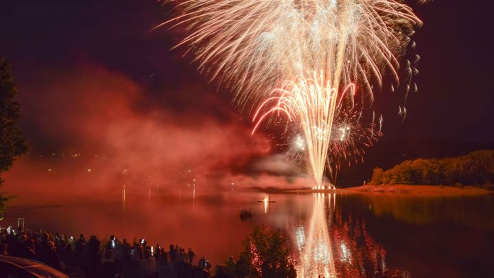 Das Feuerwerk beim Seenachtsfest ist spektakulär.