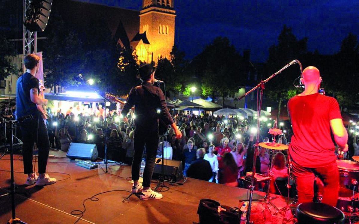 An den August-Donnerstagen locken die Konzerte immer viele Zuhörer auf den Marktplatz. von Kreisstadt Olpe