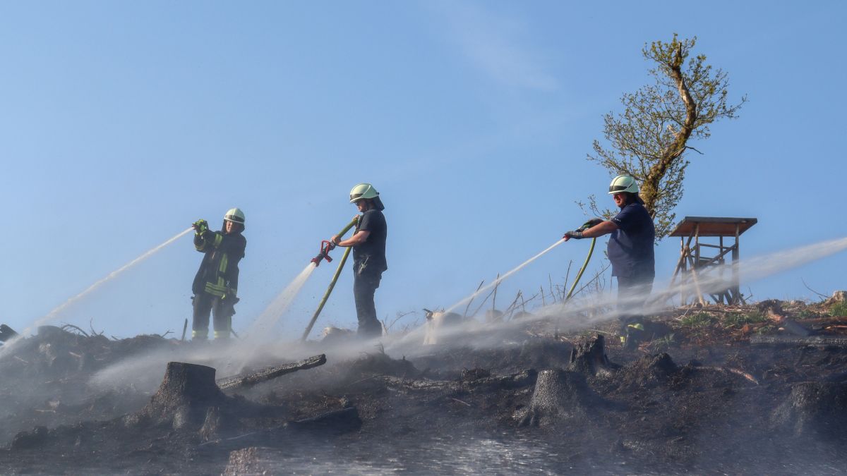 Ein Waldbrand bei Maumke: Wenn es drauf ankommt, müssen die Einsatzkräfte der Feuerwehr auch in schwierigem Gelände Brände löschen können. von Julian Pfeil