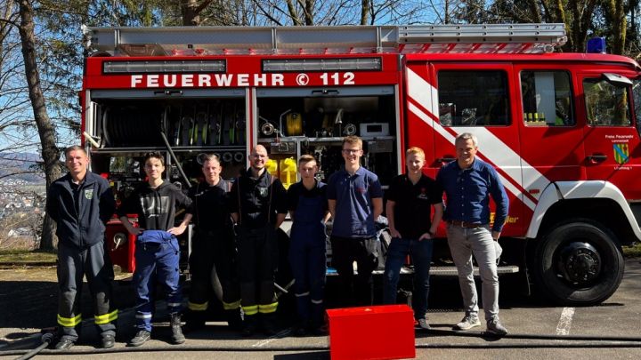 Lehrer Sebastian Wiese (l.) hatte die Brandschutzübung gemeinsam mit der Feuerwehr Lennestadt und...