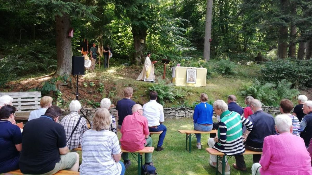 Die Messe zum Anna-Fest in Heggen fand unter freiem Himmel statt. von privat