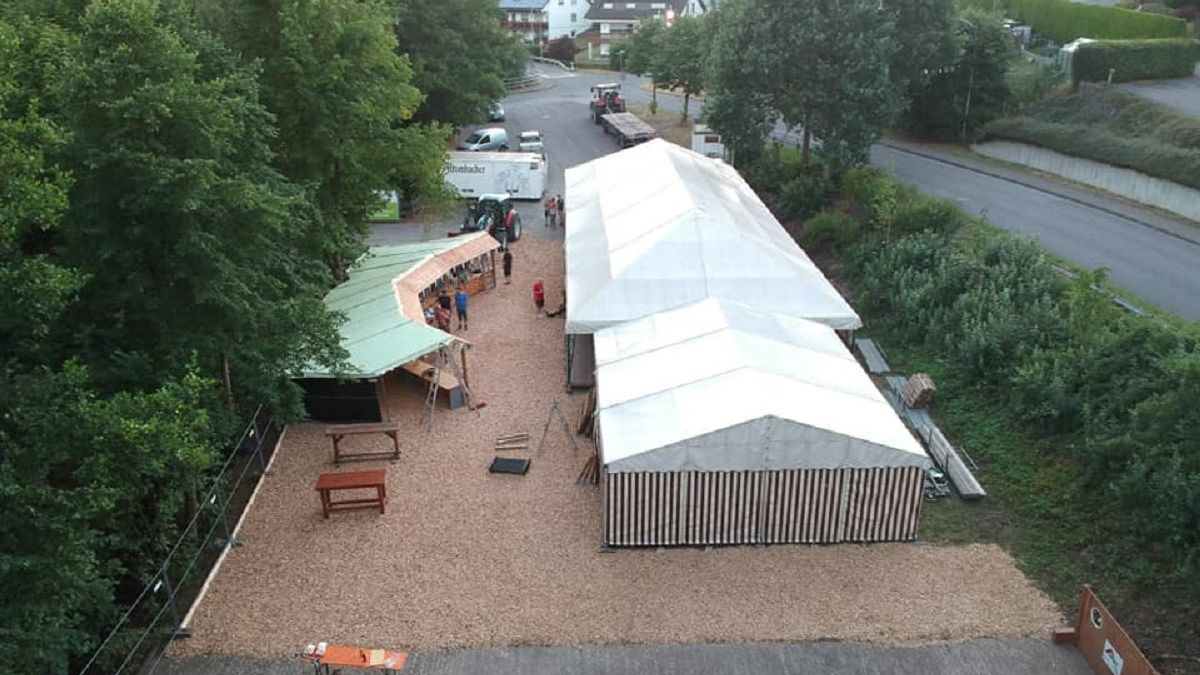 Bilder vom Aufbau des Zeltes auf dem Schützenplatz Hillmicke. Dort wird statt in einem großen jetzt in zwei kleineren Zelten gefeiert. von privat