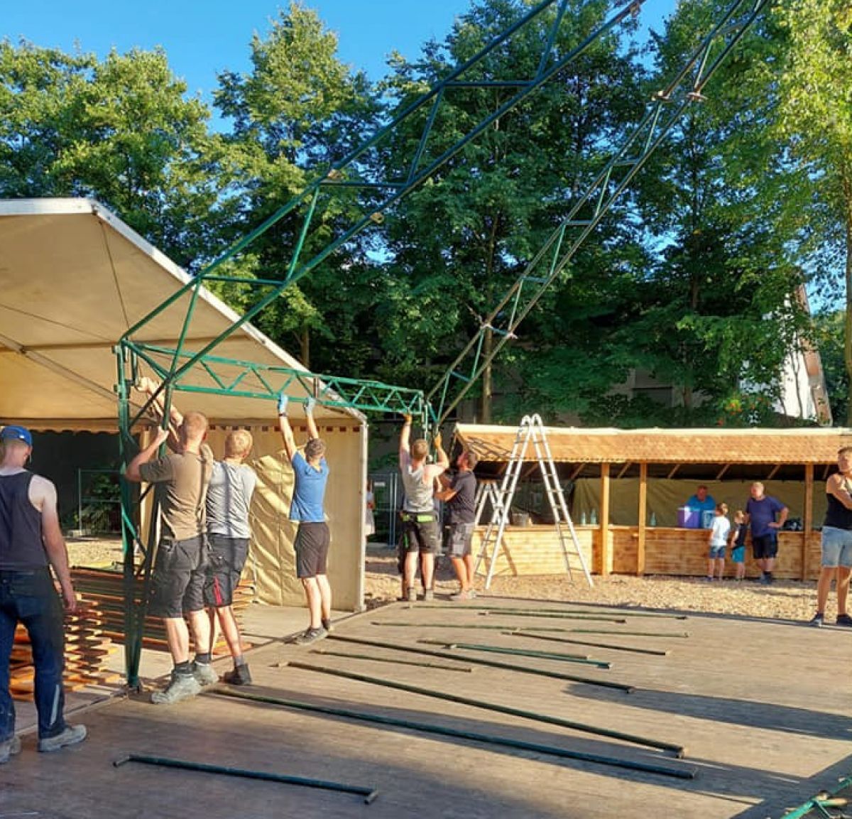 Bilder vom Aufbau des Zeltes auf dem Schützenplatz Hillmicke. von privat