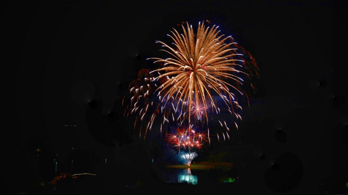 Das Feuerwerk über dem Biggesee begeisterte die Besucher. von Thomas Fiebiger