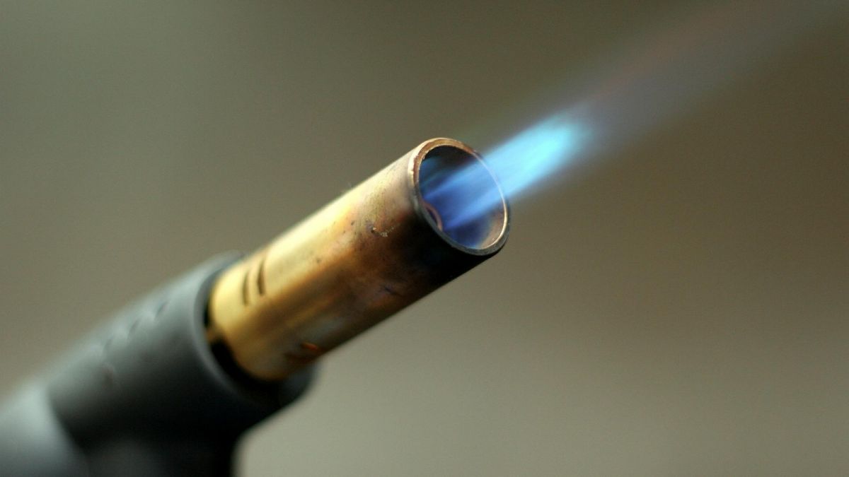 Ein Gasbrenner war die Ursache für einen Brand in Heggen. von Pixabay