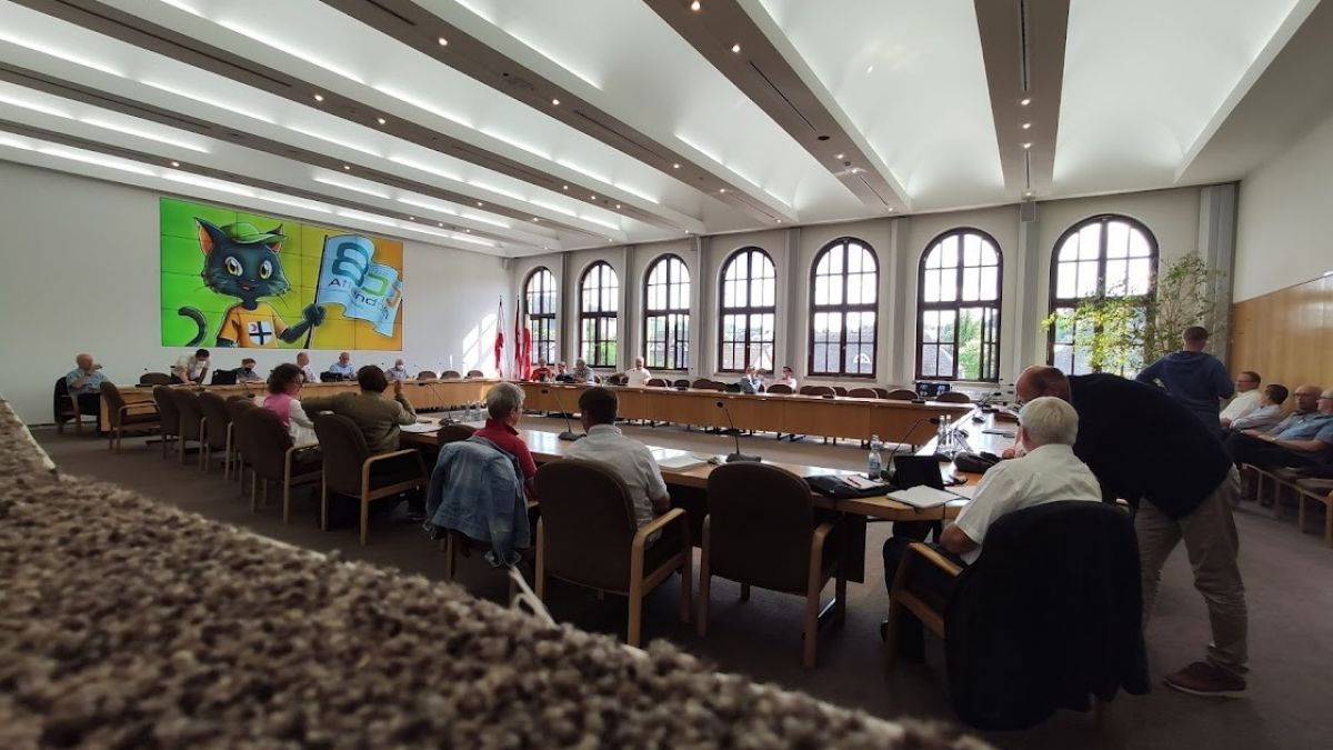 Der Ratssaal im Attendorner Rathaus. Zukünftig wird es nicht mehr fünf, sondern sechs Fraktionen geben. Neu dabei ist die UfA - Union für Attendorn. von Adam Fox
