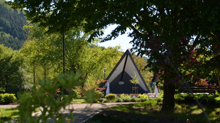 Der Pastorale Raum Lennestadt lädt zur „Sommerkirche im Kurpark“ ein.