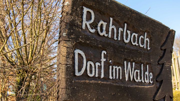 Symbolfoto: Ein hölzerndes Dorfschild im Ortsteil Rahrbach.