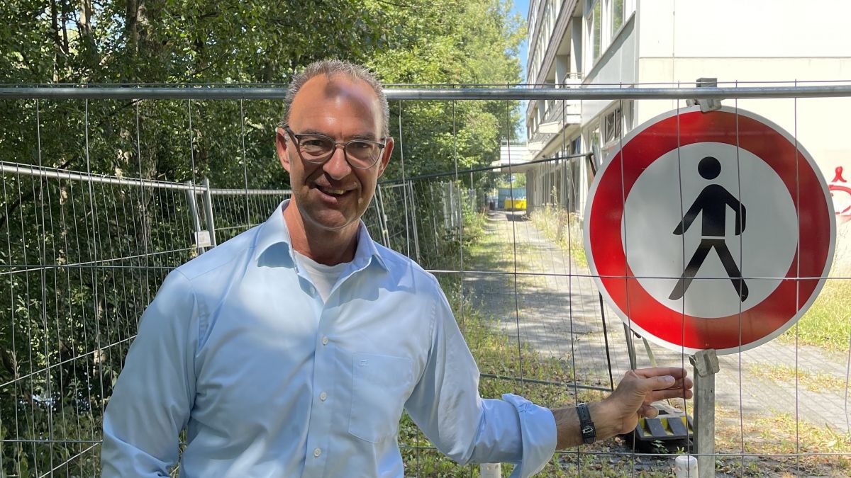 Jochen Ritter am Bauzaun, mit dem das Gelände der ehemaligen Realschule in Olpe eingefriedet ist. von privat