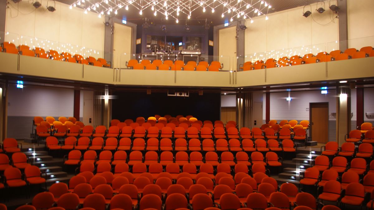Blick in den Theatersaal von der Bühne. von Jürgen Kalitzki