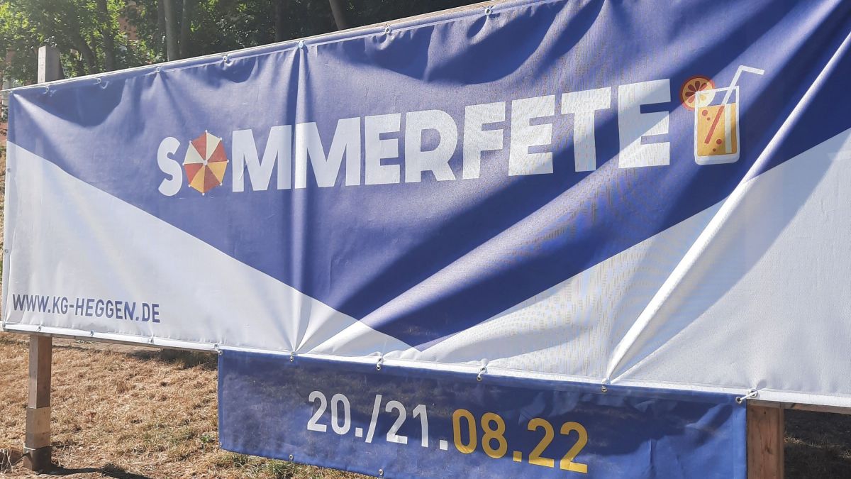 Der eigens erstellte Banner weist auf das Sommerfest der KG Heggen hin. von privat