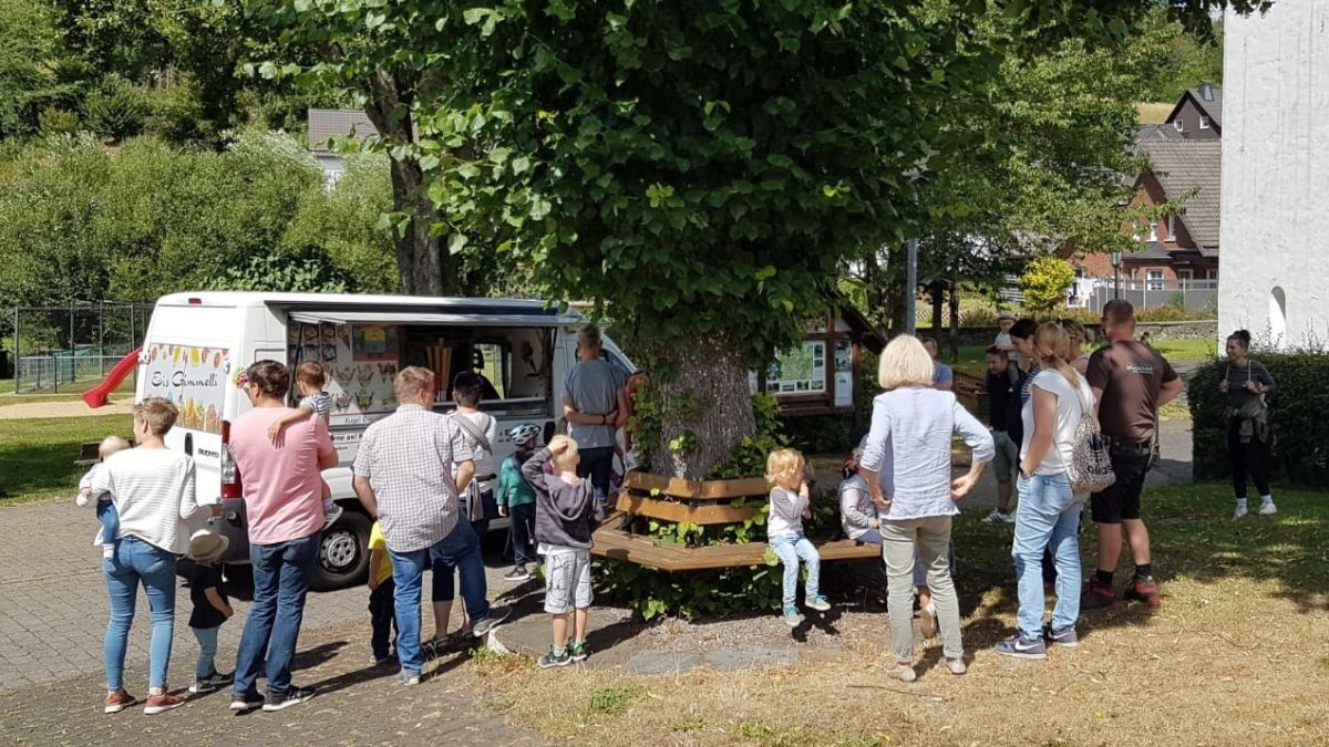 Der Eiswagen in Neuenkleusheim sorgte für strahlende Kinderaugen. von privat