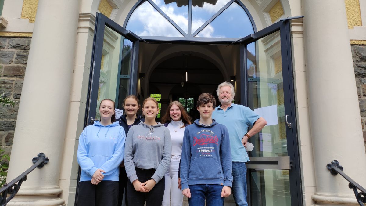 Die Autoren des Rivius-Krimis „Keilerblut“ freuen sich über ihr vollendetes Werk. von privat