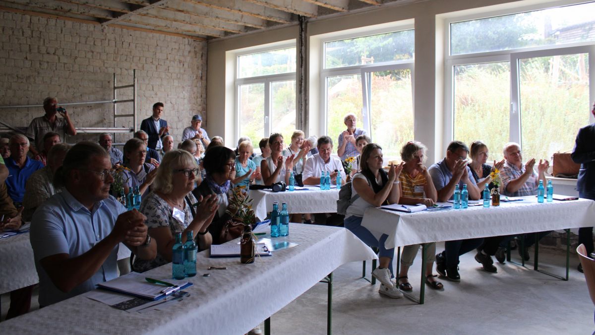 In der ehemaligen Ottfinger Grundschule hören sich die Mitglieder der Landesbewertungskommission einen Vortrag über das aktive und vielseitige Ottfinger Dorf- und Vereinsleben an. von Lorena Klein