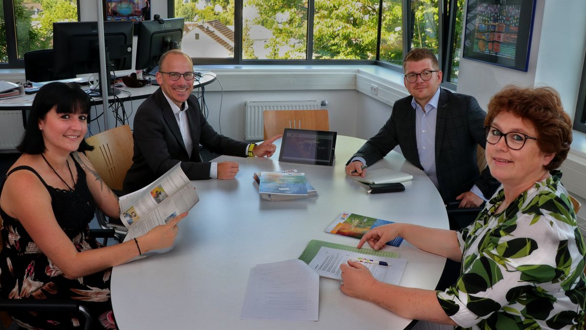 Stellen die neue Homepage der VHS vor: (v.l.) Vanessa Stahl, Daniel Pietruska, Lars Kaminski und Beate Kämpfer. von Matthias Berg
