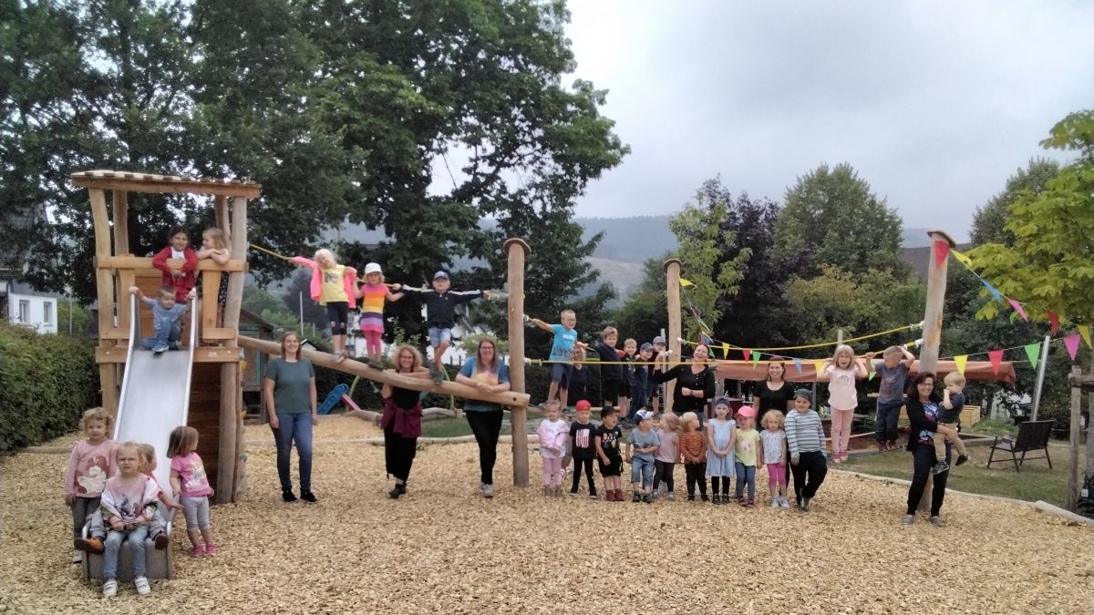 Die Kinder des Heinsberger Kindergartens Kuckucksnest freuen sich über den neuen Spielplatzes. von privat