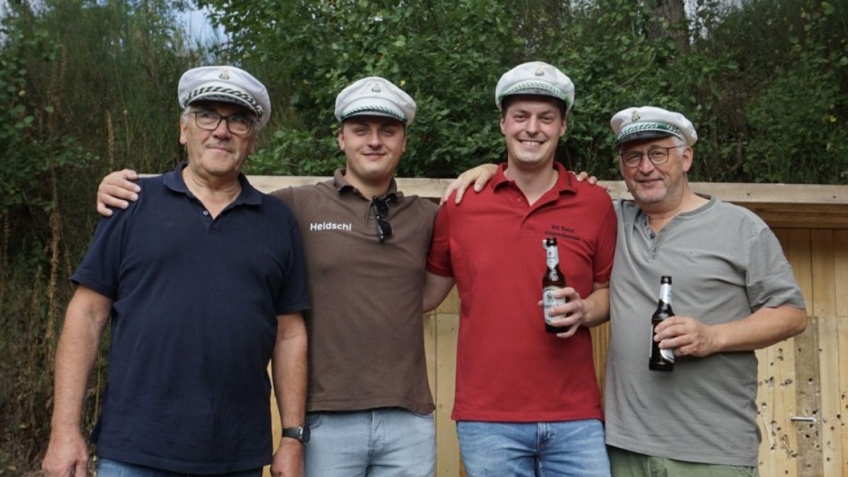 von links: Schützenkaiser Werner Neuhaus, Jungschützenkönig Luca Heidschötter, neuer JS-Kaiser Jonas Sasse und Schützenkönig Christoph Beckmann. von privat