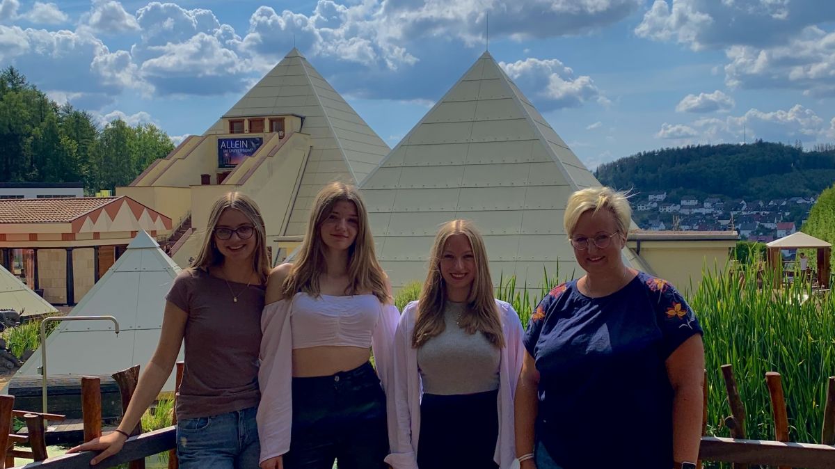 Nadine Litwinski, Maya Winkelmeyer und Carla Bette zusammen mit Lehrerin Kathrin Schröder vom GymSL (v.l.) waren beim ersten Treffen in den Pyramiden vor Ort. von privat