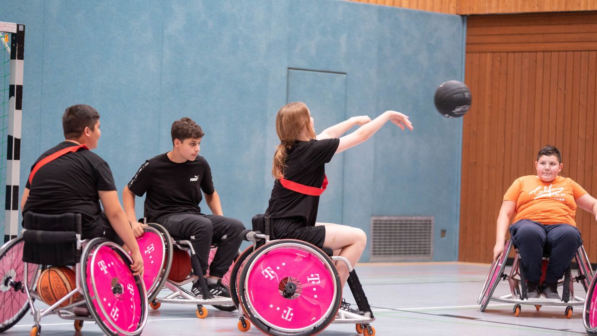 Im Rahmen einer Projektwoche lernten einige Schüler der Bigge-Lenne-Gesamtschule jetzt Rollstuhl-Basketball kennen. von Nils Dinkel