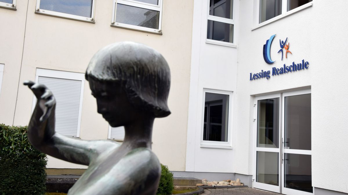 Die Lessing-Realschule in Grevenbrück soll neben fünf weiteren Schulen im Stadtgebiet mit einer Photovoltaik-Anlage ausgestattet werden. von Nils Dinkel