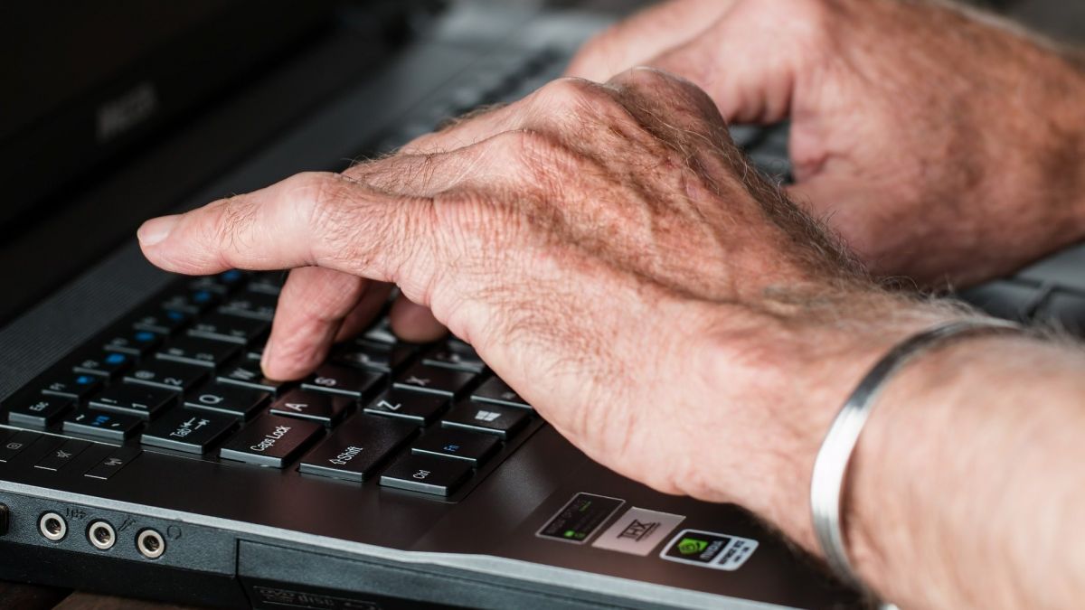 Digitale Schulungen sollen älteren Menschen den Weg in die Online-Welten erleichtern. von Pixabay.com