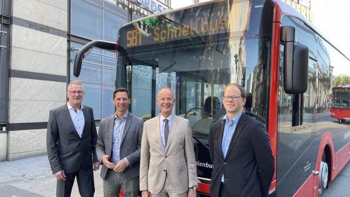Von links: Martin Raabe (Leiter Niederlassung Westfalen, WB Westfalen Bus GmbH), Andreas Müller...