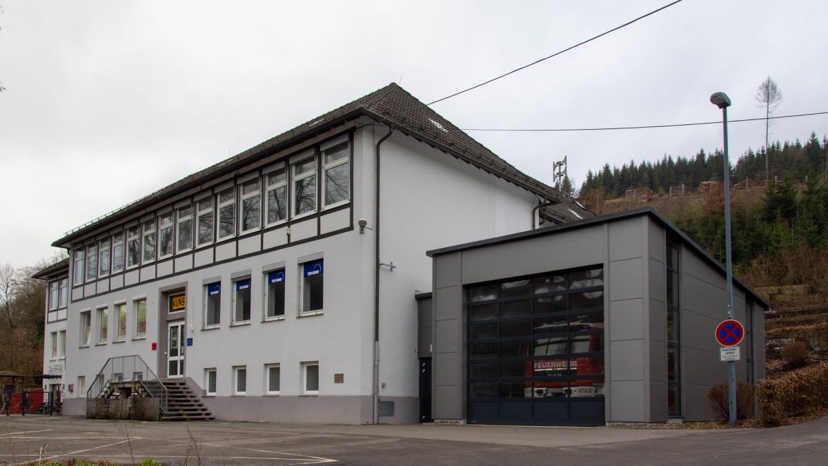 Teile der ehemaligen Grundschule Langenei sollen abgerissen werden. Diese wird vom TÜV Nord, dem Kindergarten Zauberwald, der Feuerwehr und der Kunstakademie Lennestadt genutzt. von Nils Dinkel