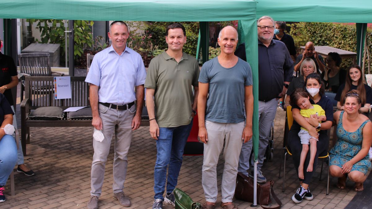 Prominenter Besuch im Kinder- und Jugendhospiz Balthasar: Einrichtungsleiter Roland Penz, Autor Moritz Netenjakob, Schauspieler Christoph Maria Herbst und Gesamtleiter Rüdiger Barth (von links). von Lorena Klein