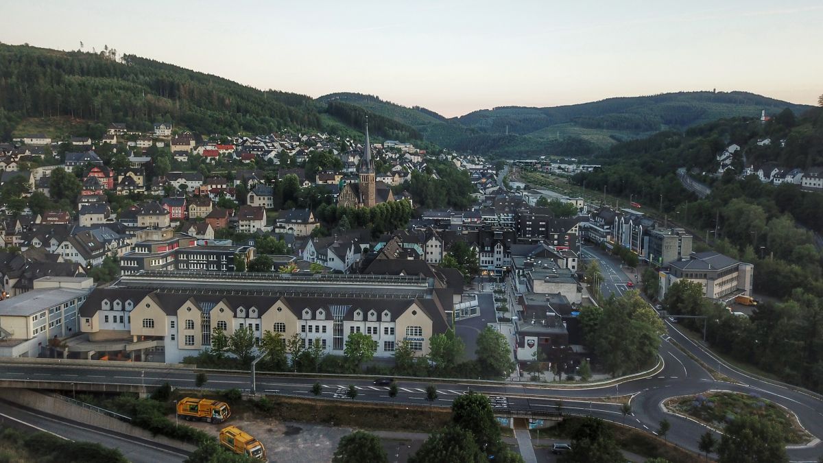 Leerstände vermeiden, Gebäude nutzen: Wie das in Lennestadts zentralen Orten - auf dem Foto eine Luftaufnahme von Altenhundem - aussehen könnte, dazu können Bürger im Ideen-Büro ihre Vorschläge einbringen. von Nils Dinkel