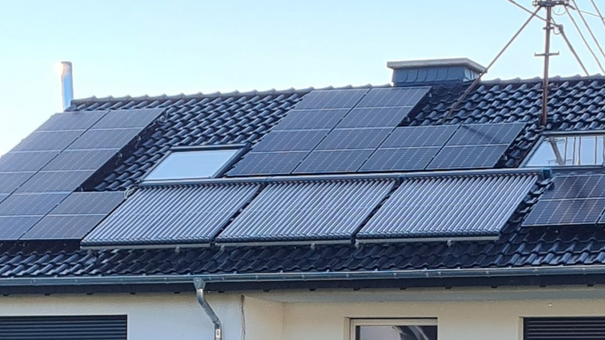 Das Solardach eines Einfamilienhauses in Lennestadt: Mit den Photovoltaik-Modulen wird Solarstrom geerntet und mit den Röhren-Kollektoren unten Solarwärme zur Trinkwasser- und Heizungsunterstützung. von privat