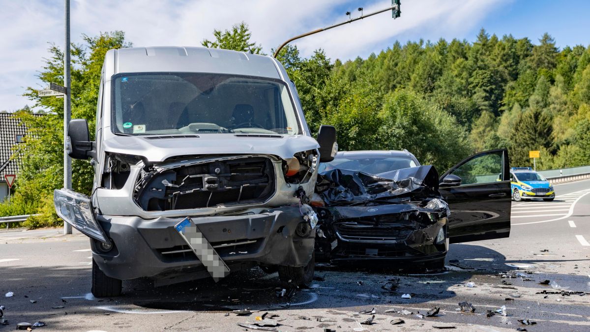Die beiden Fahrzeuge krachten auf der Kreuzung gegeneinander, die Straße musste gesperrt werden. von Kai Osthoff