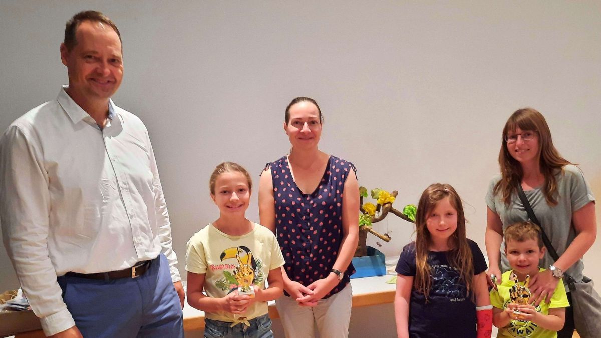 Bürgermeister Peter Weber, im Bild mit den beiden Gewinnerteams der Kategorie „Schönste Geschichte im Karton“, nahm an der Abschlussparty inklusive Oskar-Verleihung in der Olper Stadthalle teil. von Stadt Olpe