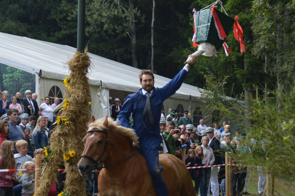 Ohne Sattel geht es in horrenden Geschwindigkeiten über den kurzen Parcour. Manch einer schafft es dennoch eine Plastikgans aus der Verankerung zu ziehen. von Nicole Voss