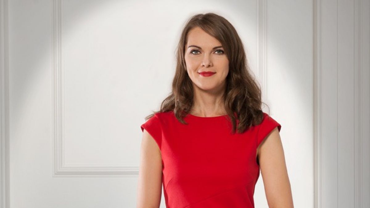 Die Kabarettistin Liza Kos präsentiert ihr neues Solo-Programm. von Michel Kitenge / KuLTuS-Agentur