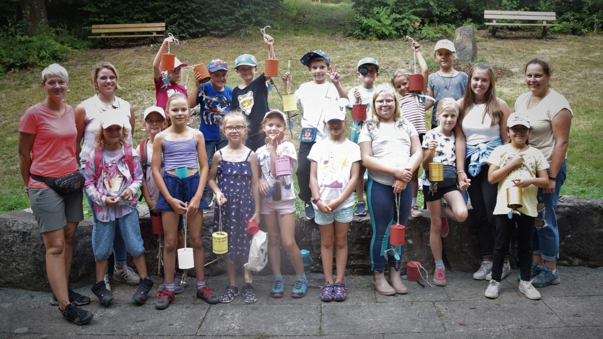 Eine fröhliche Kindergruppe hat sich auf den Weg zum Neuenkleusheimer Kapellchen gemacht. von privat