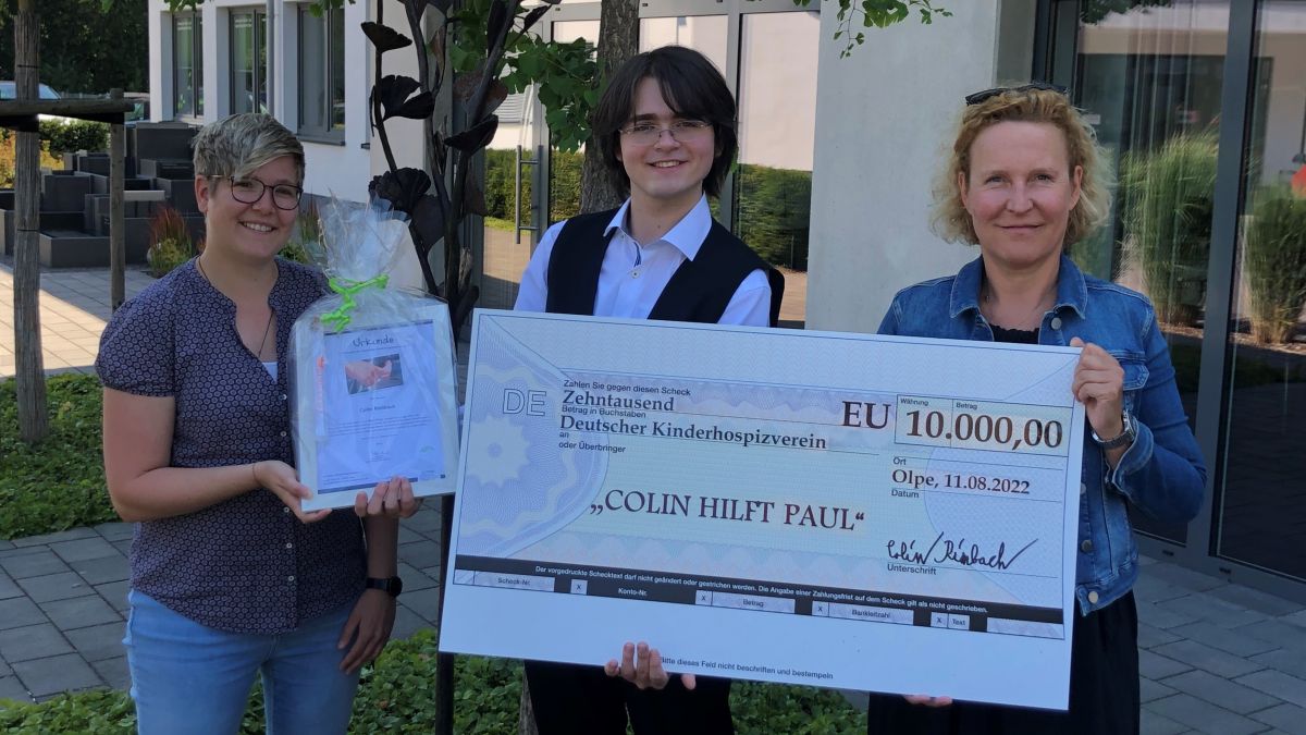 Melanie Zeppenfeld, stellvertretende Leitung des Bereichs Öffentlichkeitsarbeit und Fundraising, Colin Rimbach und Petra Kiwitt, Geschäftsführerin des DKHV (von links). von Deutscher Kinderhospizverein e.V.