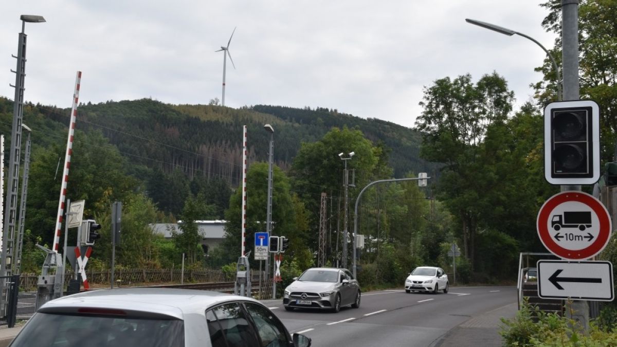 Wenn sich ein Zug nähert, wird die Ampel für Abbieger und Geradeausfahrende rot - und das „Hupkonzert“ beginnt. von Nicole Voss