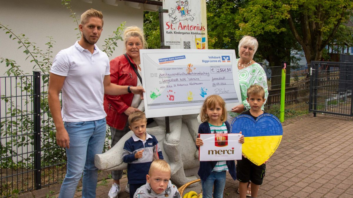 Patrick Bicher, Sabine Schöpf und Simone Budde (von links) bei der Spendenübergabe. von Nils Dinkel