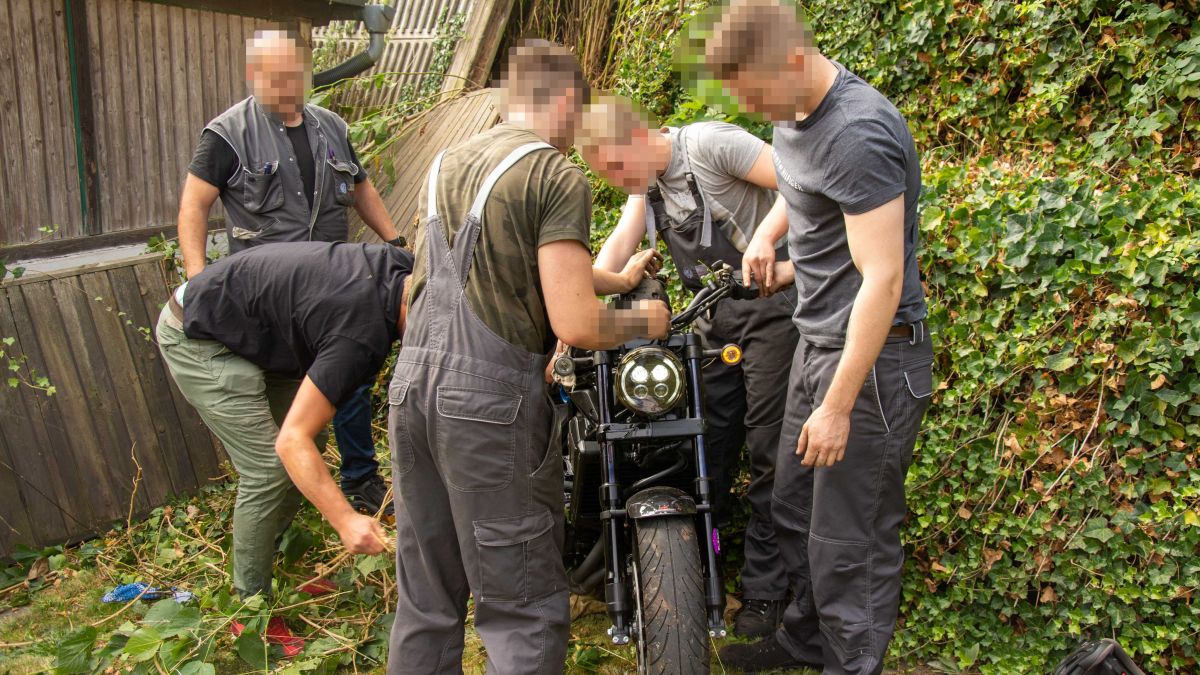 Das Motorrad landete in einem Garten neben einem Tankstellengelände. von Nils Dinkel