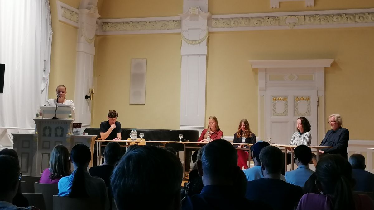 Rivius-Schüler stellten bei einer Autorenlesung ihren Attendorn-Krimi „Keilerblut“ vor. von Chiara Martella